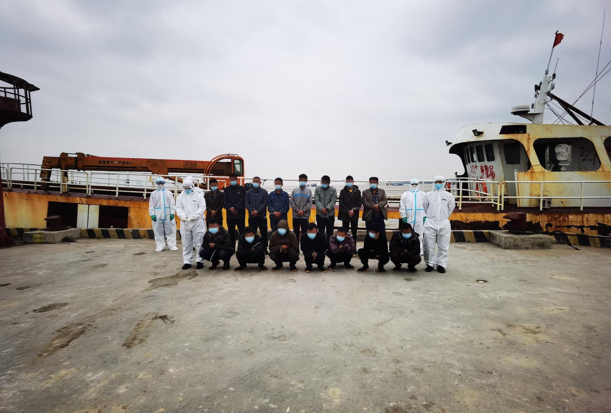 凌晨突击!广东珠海海警局查获1起海上涉嫌走私香烟案