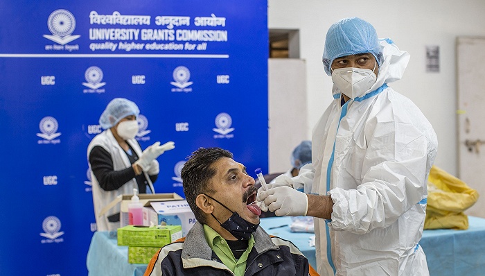 12月16日,印度新德里,民众接受新冠病毒检测.图片来源:视觉中国