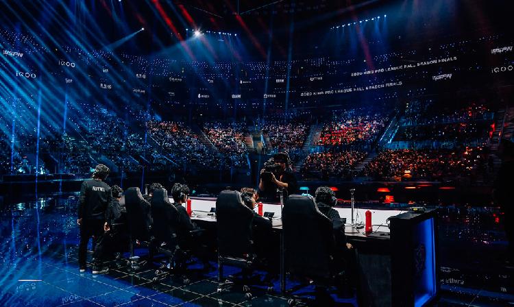 比赛现场照片,选手和现场观众全国电竞迷齐聚,选手点赞重庆历经近3个