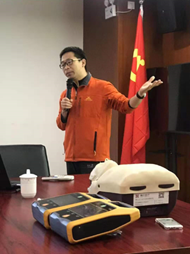 张元春在某单位讲解心肺复苏和AED。高雪梅拍摄