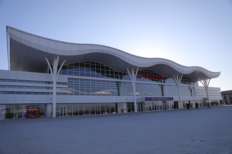 固安东站外景,体现"花木之乡"的文化特色.中国网记者 马旷/摄