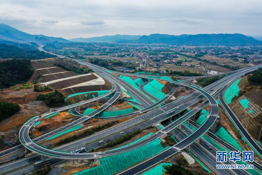 怀阳高速的岗平互通立交横跨汕昆高速(12月18日摄,无人机照片).