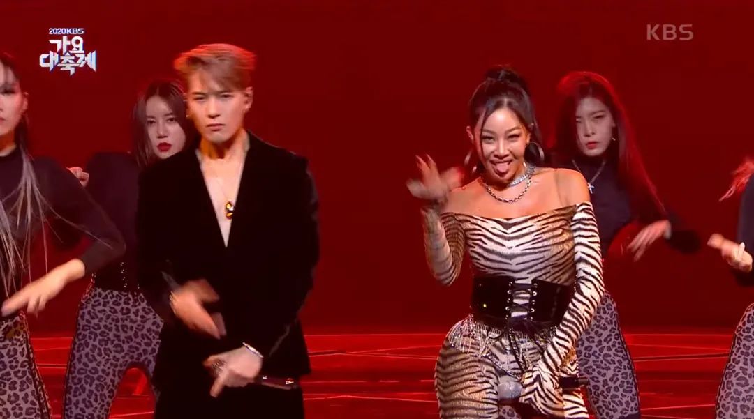 王嘉尔合作jessi超燃舞台,rap歌词回应「夜店事件」!