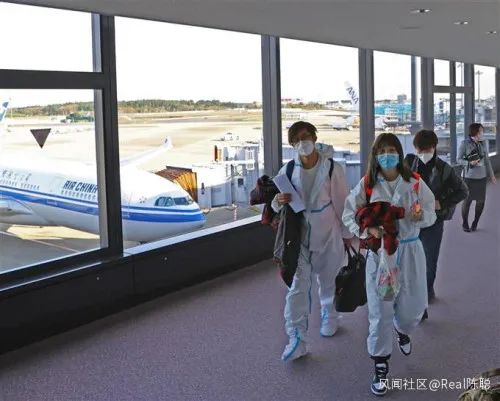 赴日中国航班上过半乘客穿防护服日专家 有点过了 疫情 日本 防护服 新浪军事 新浪网 赴日中国航班上过半乘客穿防护服日专家 有点过了 疫情 日本 防护服 新浪军事 新浪网