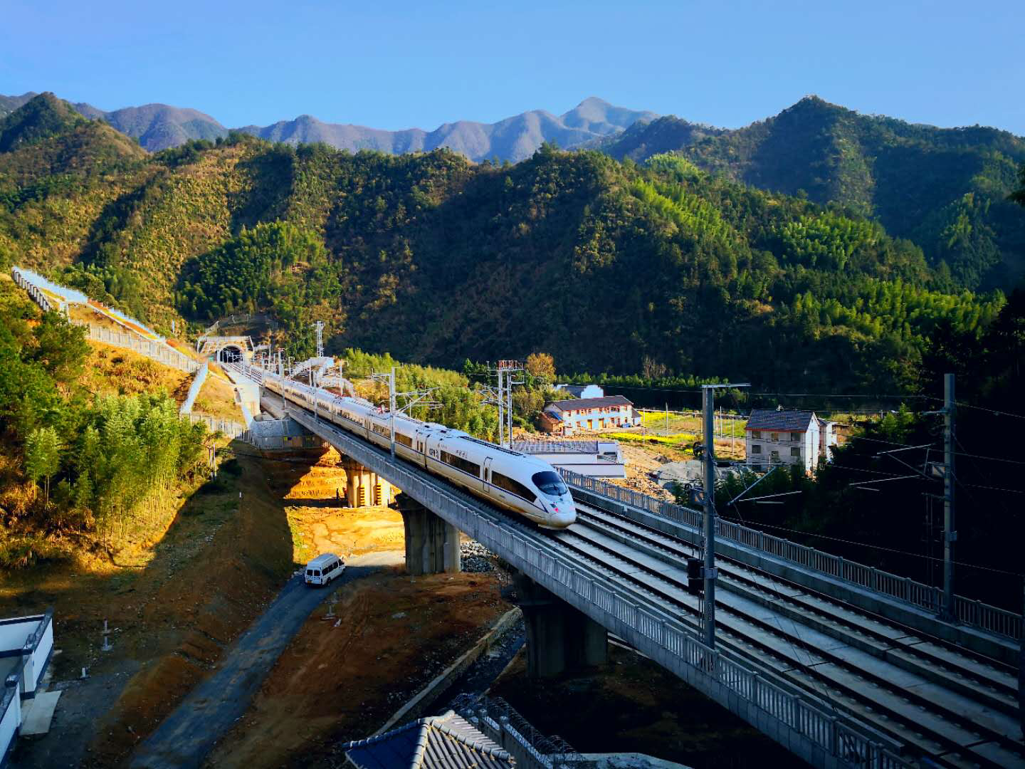 长三角铁路前11月客发量破4.3亿人次 从下跌到企稳回升