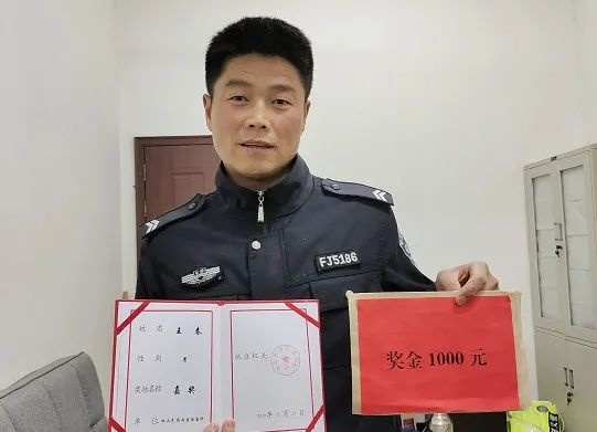 王春两名辅警颁发奖励证书淮北市公安局政治部副主任葛长峰来到西区