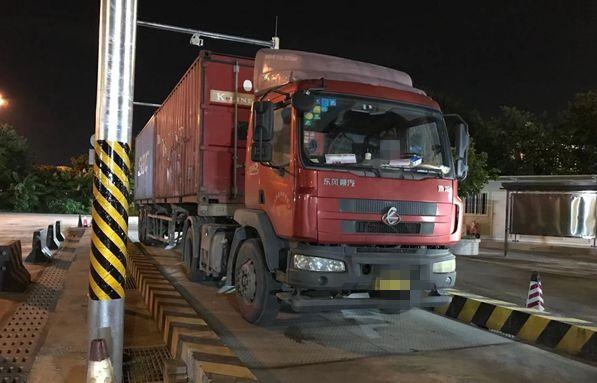 连续作战,"揪出"40台超限超载货车