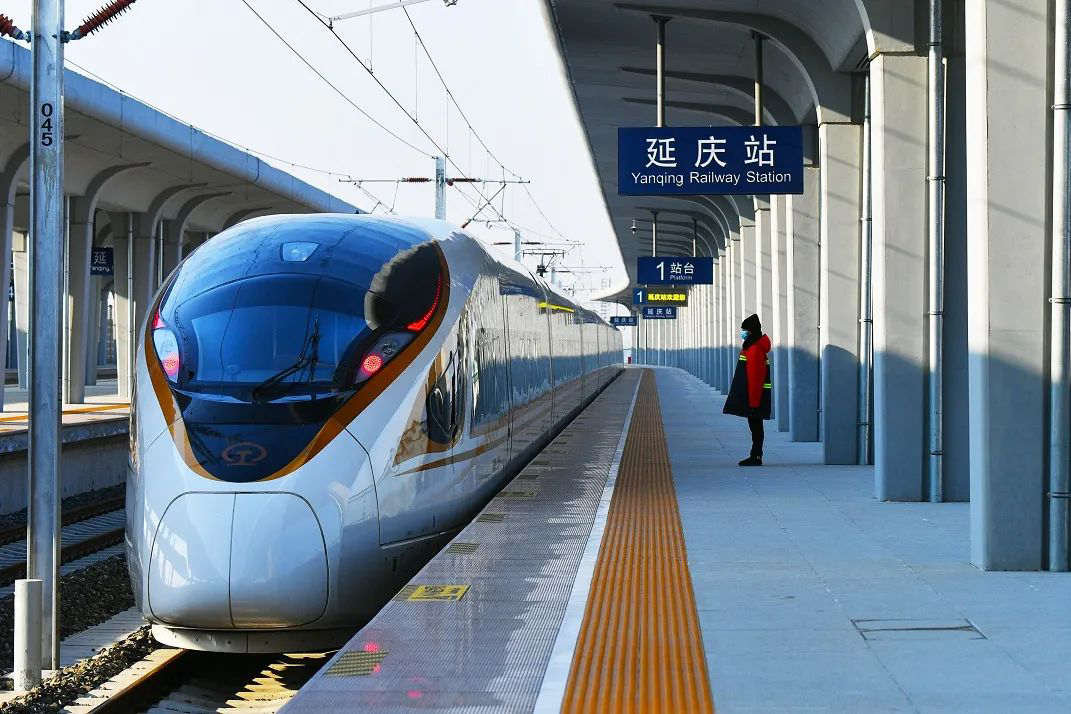 京张高铁延庆线正式开通运营延庆站房顶仿照滑雪赛道设计