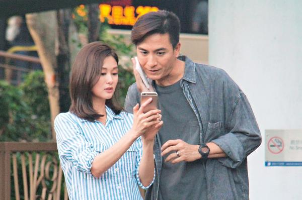 马国明新戏变超级奶爸 与岑丽香陪"女儿"玩耍跪地拍照