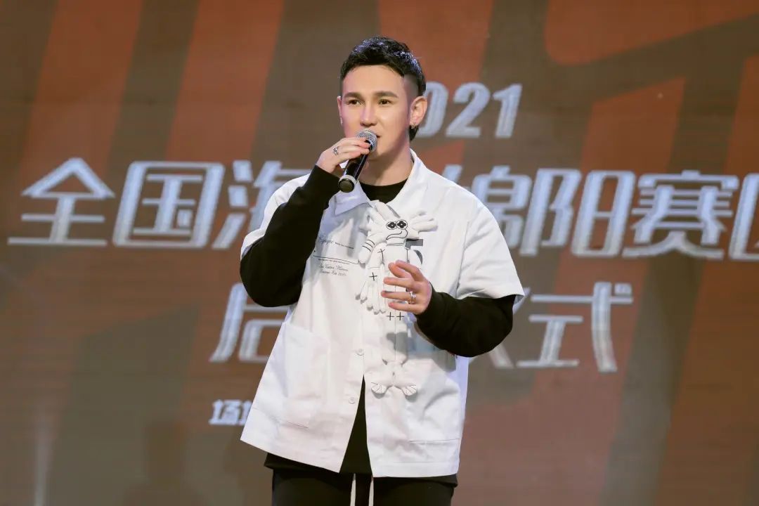 创作歌手李维空降绵阳 助阵新一季《中国好声音》海选启动