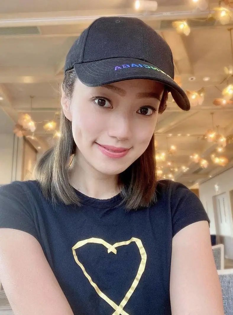 前tvb知名小花短发显年轻,与老公陆续离巢至今无子女|tvb|李思欣|范振