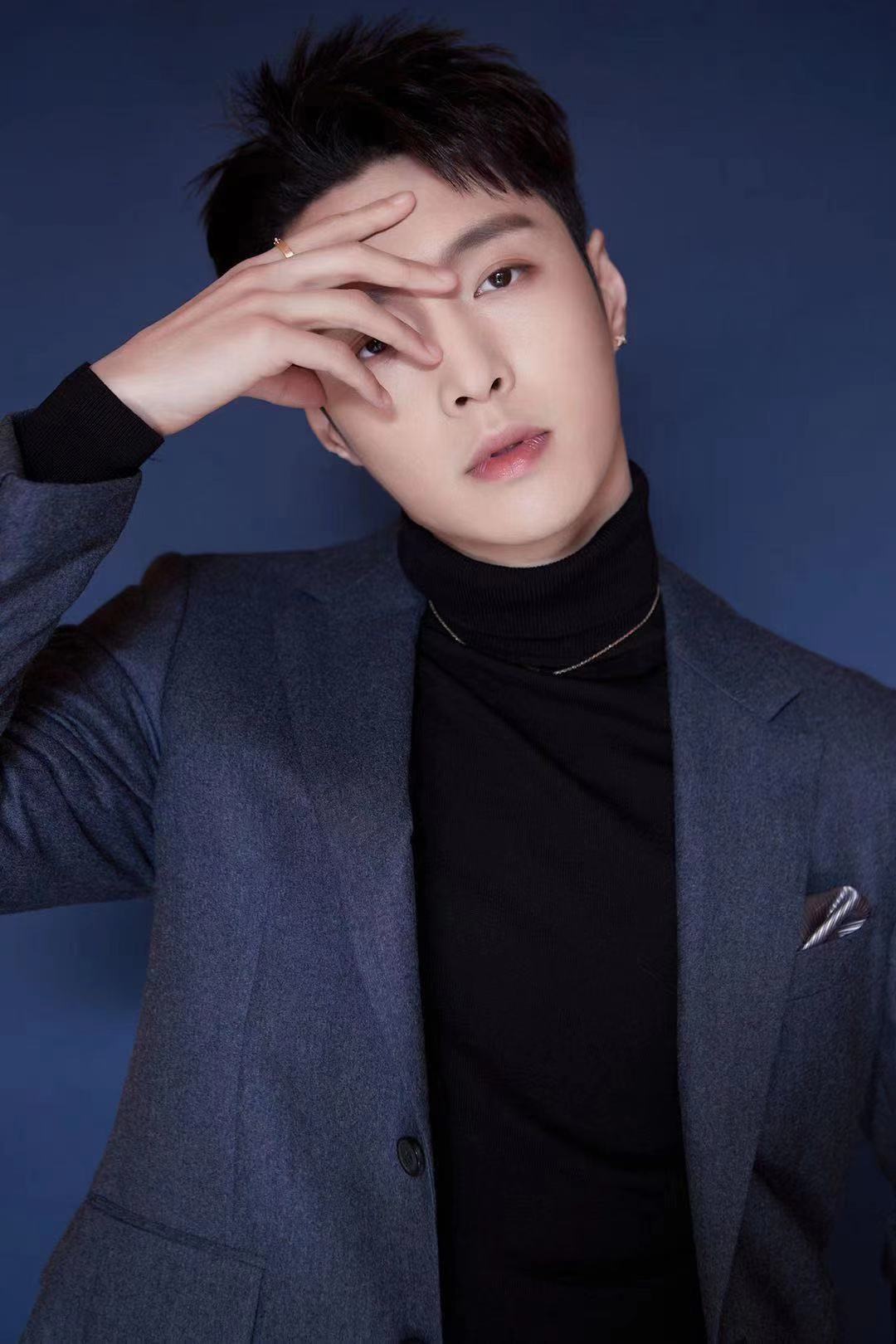 张艺兴身着蓝色西装 闪绅士风十足!