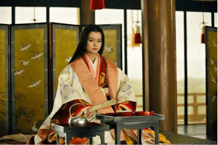 日本拟设皇女制，允许出嫁的皇族女性再回宫，日本会出现女皇吗？