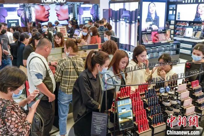 图为顾客在海口日月广场免税店选购化妆品。骆云飞 摄