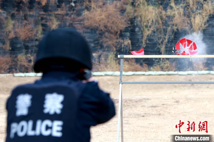 山东移民管理警察荷枪实弹，参加小组对抗射击项目比赛。　梁犇 摄