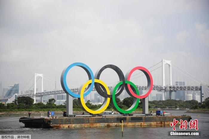 当地时间8月6日，日本东京台场海滨公园的巨型奥运五环暂时被拆除回厂进行维修。