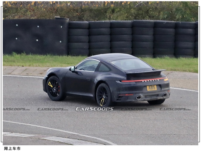 保时捷911新车型在德国weissach测试中心进行赛道测试时的谍照曝光