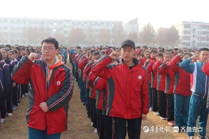 泰安第十九中学举行"宪法宣传周"主题升旗仪式