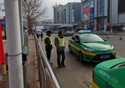 固原50名出租车司机不礼让斑马线,交警邀他们来站岗