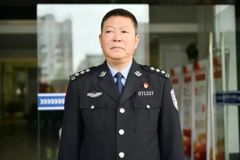 临海市公安局党委委员,副局长兼政治处主任杨贵生参加动员.