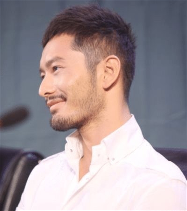 黄晓明节食暴瘦20斤,片场拍戏发生意外,心脏不适脸色惨白