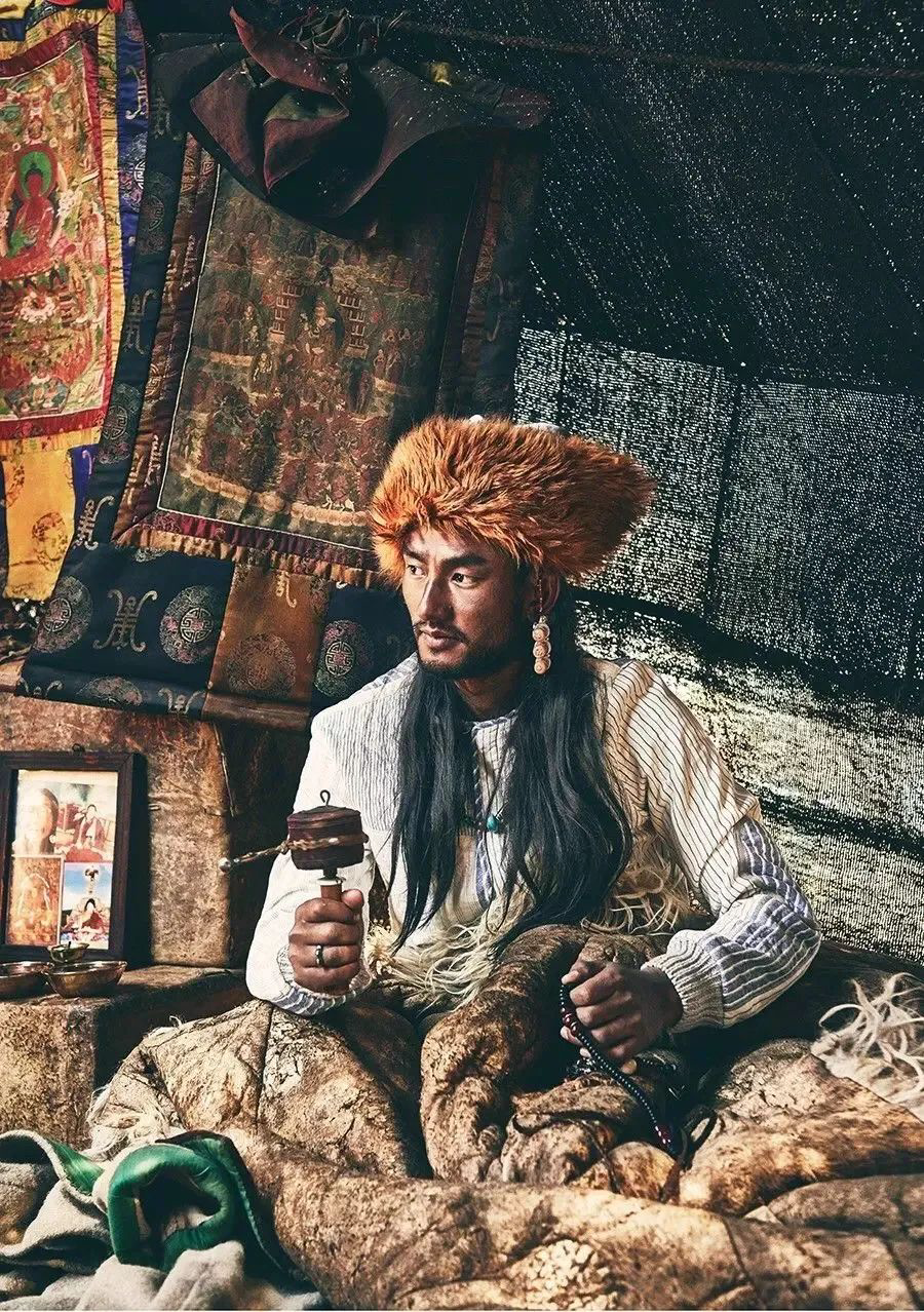 我们曾把一线时装品牌套在根正苗红的康巴汉子身上拍过一组大片,这