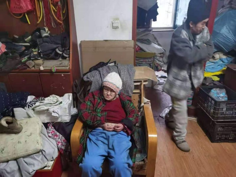 古稀老人突发脑梗生活不能自理,两个孩子重度残疾急需帮助