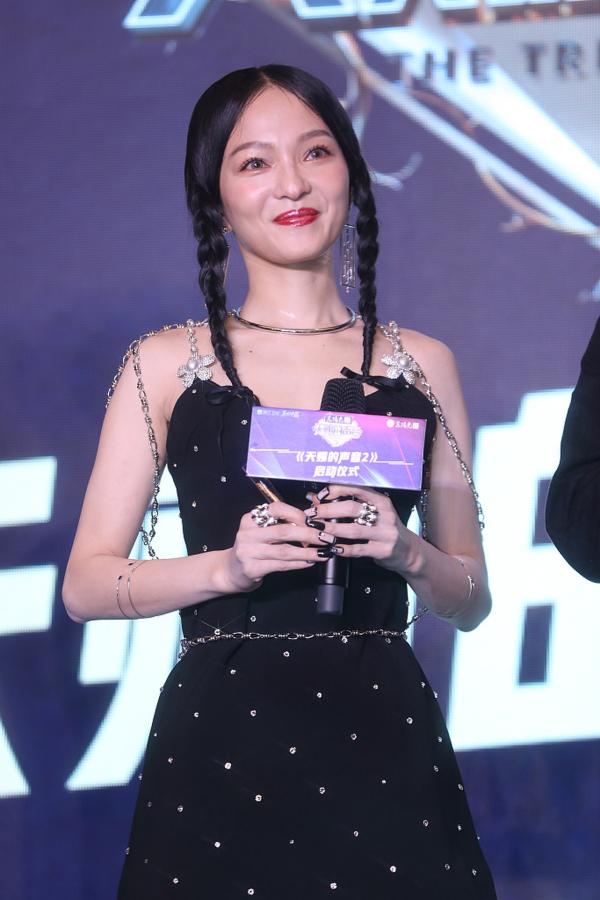 张韶涵扎双马尾穿闪钻裙宛如"人间精灵" 与胡海泉同台模仿孟美岐跳舞