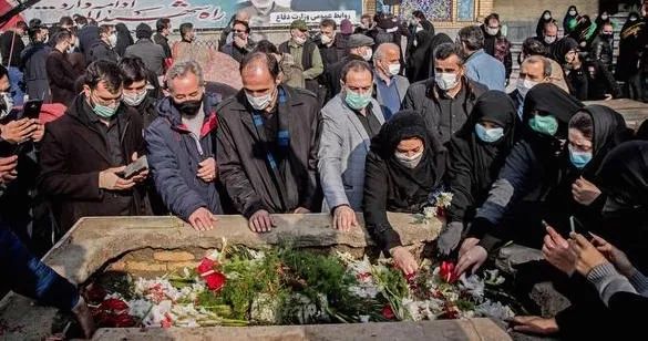 11月30日，人们在伊朗德黑兰参加法赫里扎德葬礼。图源：新华社