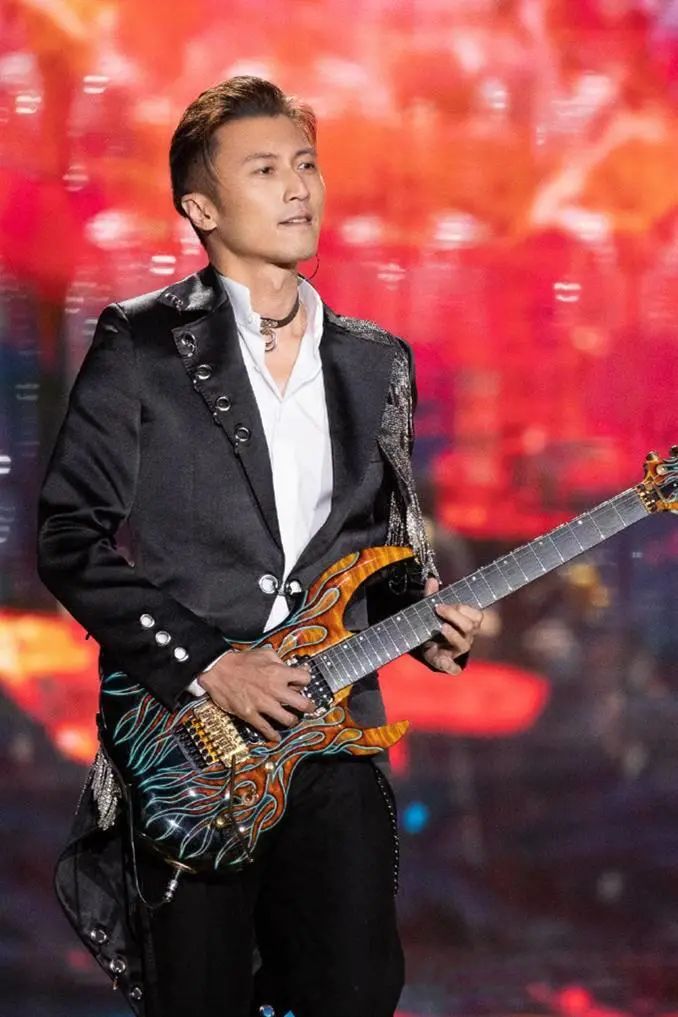 被40岁的谢霆锋惊艳到了,穿朋克西装潮流酷帅,油头发型霸气十足