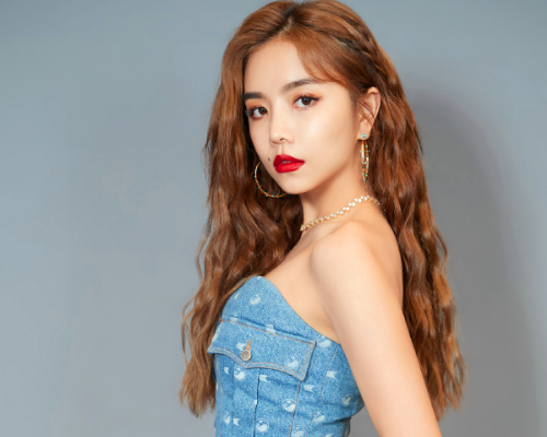 the9团综发布会现场,谁留意安崎站的位置?难怪她能当队长