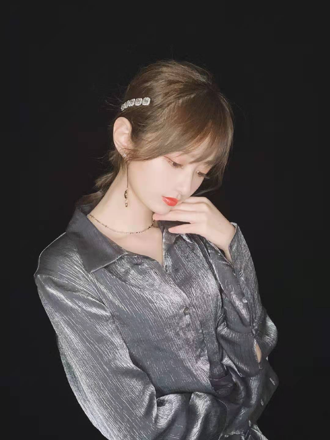 nba主播小七晒美照,肤白貌美,身材苗条有型,比美娜更漂亮!