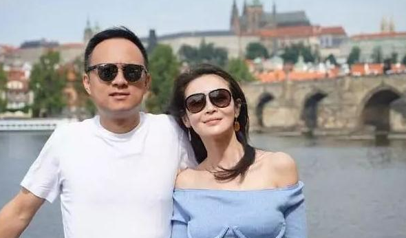 她放弃外交官做演员,出道13年0绯闻,38岁被丈夫宠成公主