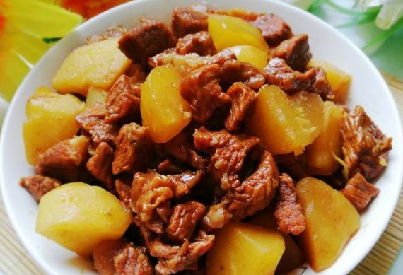 教你在家土豆烧牛肉家常做法色泽红润肉质香嫩好吃又营养