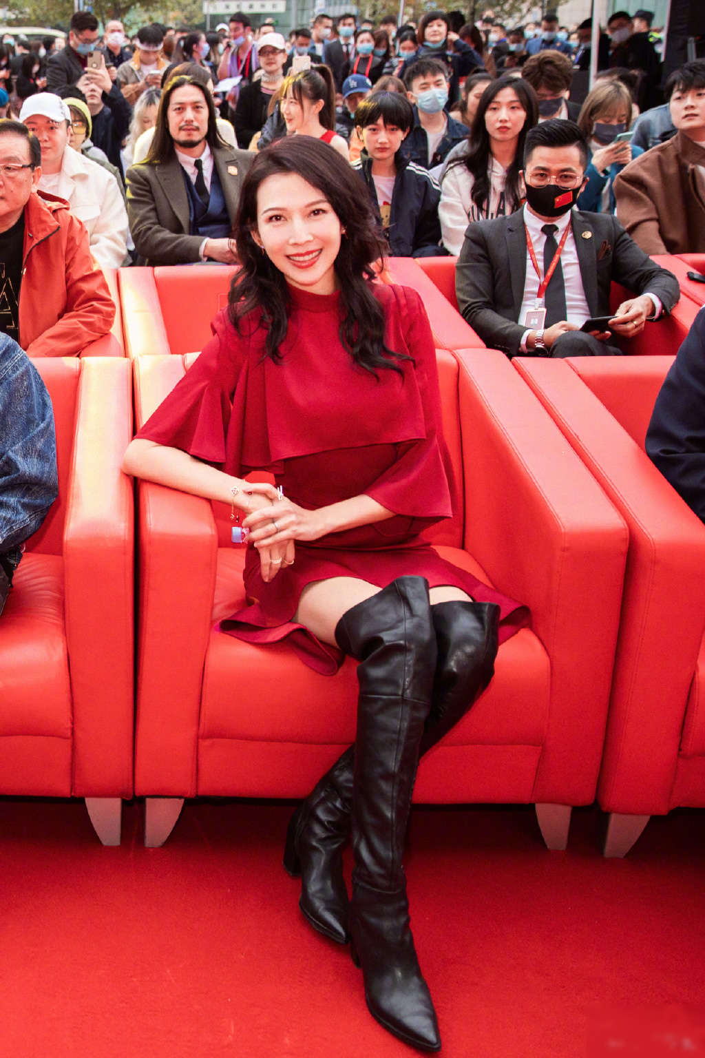 47岁蔡少芬好酷,黑色羽绒配骑士靴保暖帅气,卫衣配格纹裤好俏