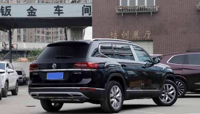大众这车30万只是起售价顶配299匹v6引擎造型相当阳刚威武