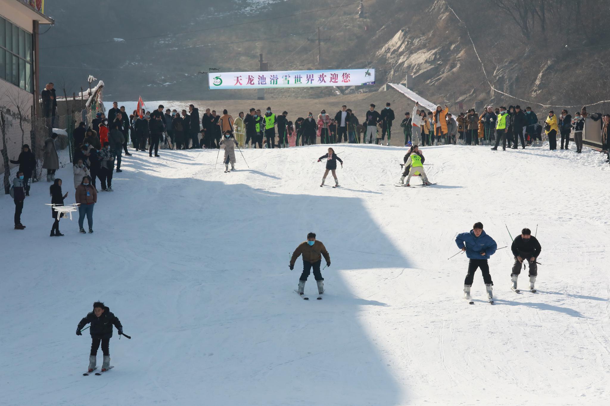 以雪为媒河南鲁山天龙池高山滑雪带热当地冬季游