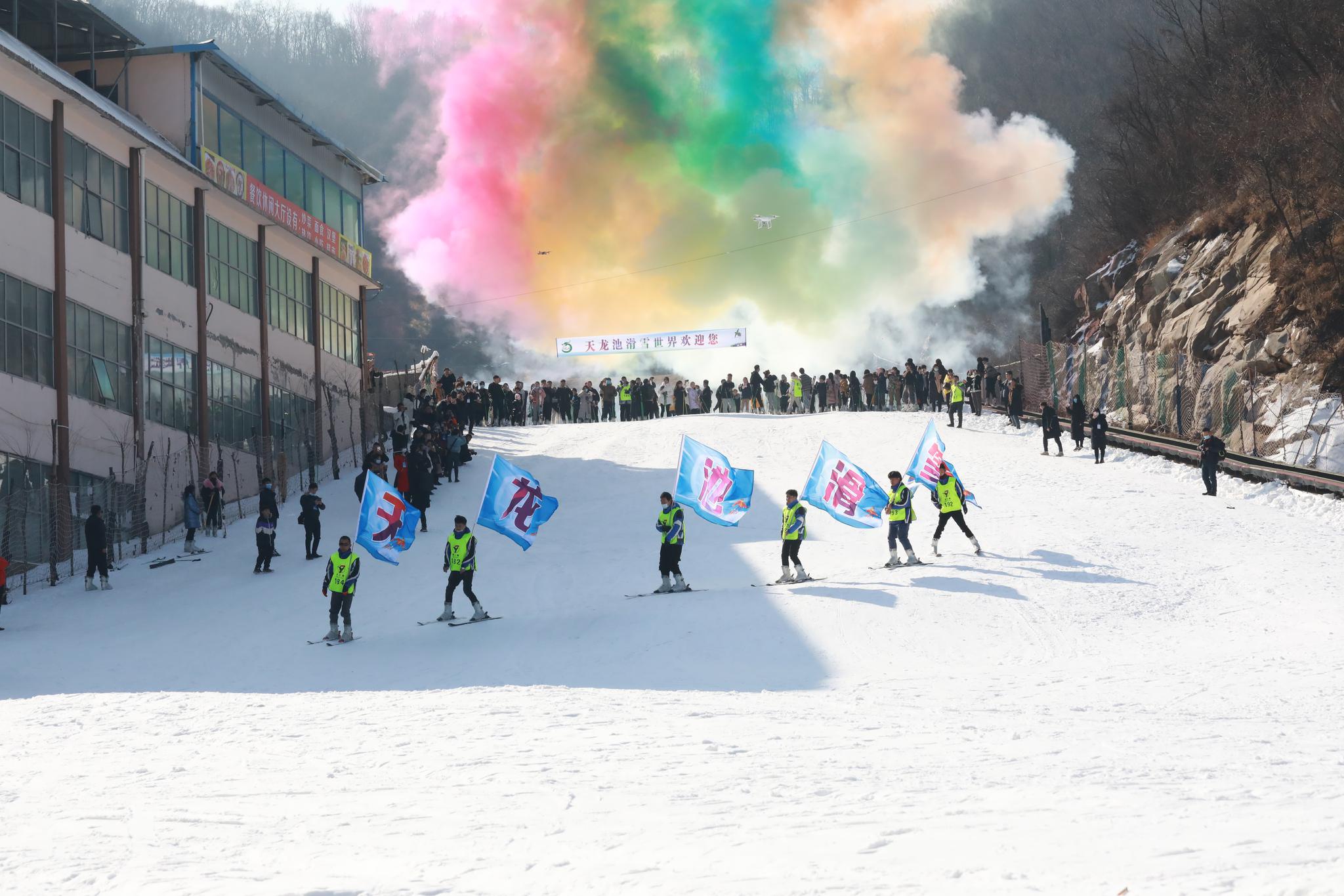 以雪为媒河南鲁山天龙池高山滑雪带热当地冬季游
