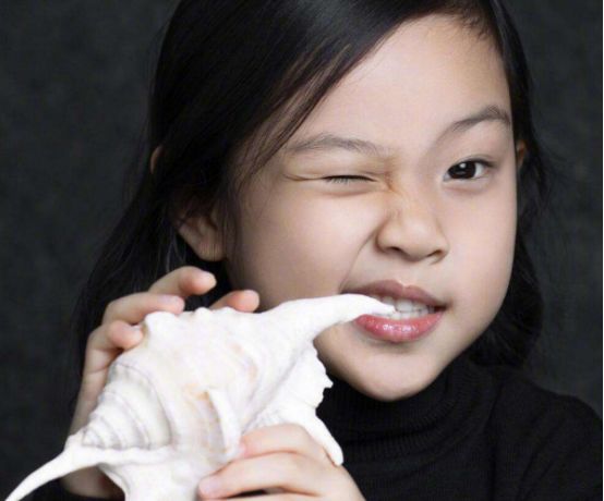 8岁甜馨太美了五官完美遗传贾乃亮气质越来越像李小璐