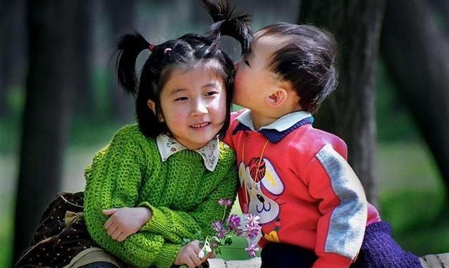 老师给学生买蛋糕,要求孩子带个勺,网友:后面那两位同学过分了休闲区蓝鸢梦想 - Www.slyday.coM 老师给学生买蛋糕,要求孩子带个勺,网友:后面那两位同学过分了休闲区蓝鸢梦想 - Www.slyday.coM