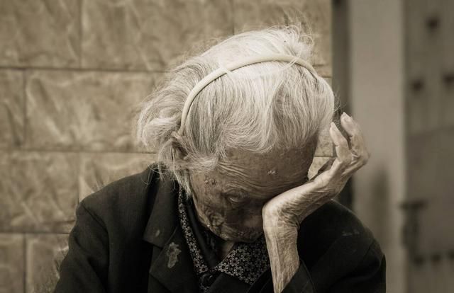 108岁"糖果奶奶"离世,妈妈拉扯大俩闺女,一声"娘"让人泪目