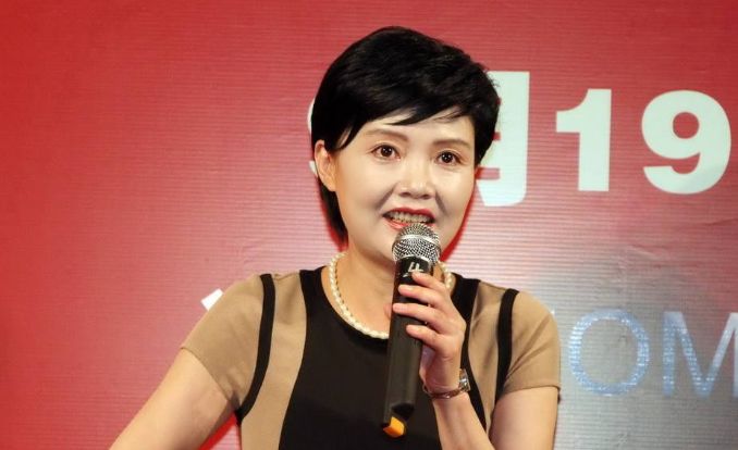 马晓晴出生在上海的一个书香门第,她的家人父母都是知识分子,,从小