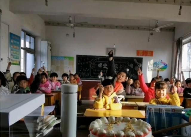 老师给学生买蛋糕,要求孩子带个勺,网友:后面那两位同学过分了休闲区蓝鸢梦想 - Www.slyday.coM 老师给学生买蛋糕,要求孩子带个勺,网友:后面那两位同学过分了休闲区蓝鸢梦想 - Www.slyday.coM