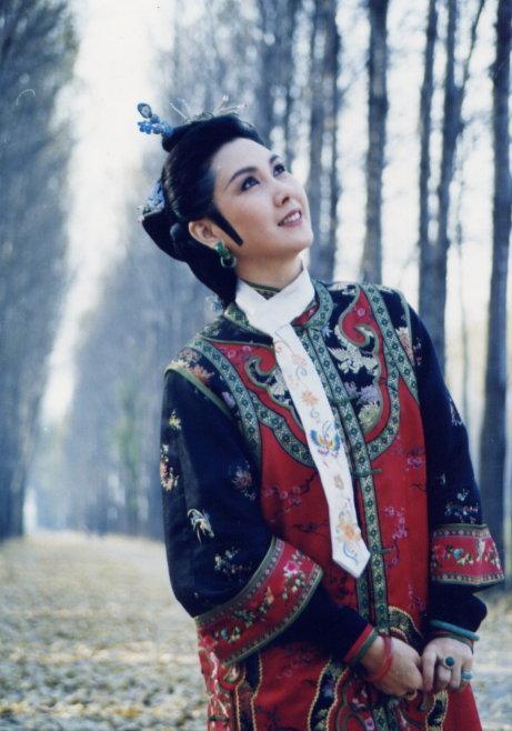 62岁沈海蓉,古典美女典范却经历不幸婚姻,今与女儿相依为命