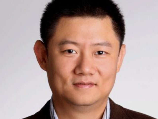 吴兵他的颜值和爸爸比较相似,是一个非常憨厚老实的男孩子,长相给人的