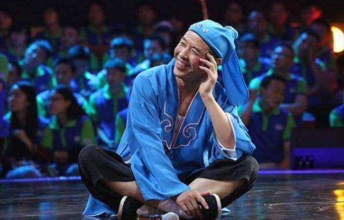 关小平原本是一个东北二人转演员,偶然机会结邓建国,被他邀请到广东