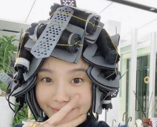 奚梦瑶与四太罕见同框,站得拘谨笔挺如同军训站姿,何猷君很严肃休闲区蓝鸢梦想 - Www.slyday.coM 奚梦瑶与四太罕见同框,站得拘谨笔挺如同军训站姿,何猷君很严肃休闲区蓝鸢梦想 - Www.slyday.coM