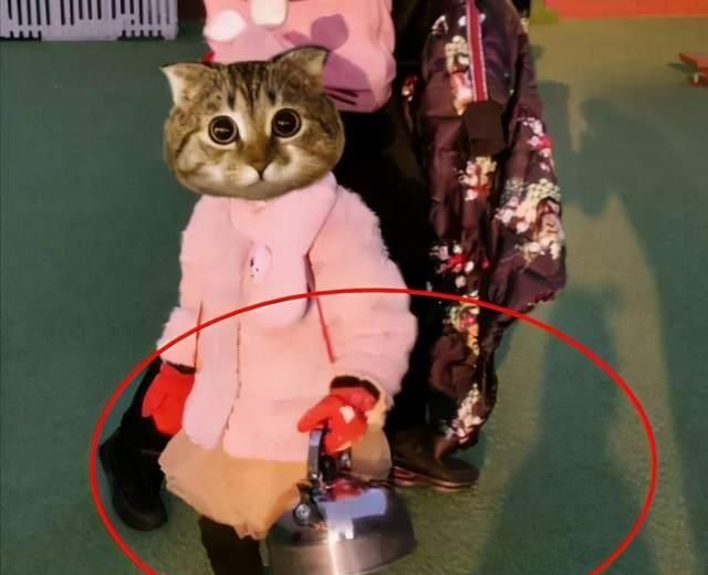 老师给学生买蛋糕,要求孩子带个勺,网友:后面那两位同学过分了休闲区蓝鸢梦想 - Www.slyday.coM 老师给学生买蛋糕,要求孩子带个勺,网友:后面那两位同学过分了休闲区蓝鸢梦想 - Www.slyday.coM