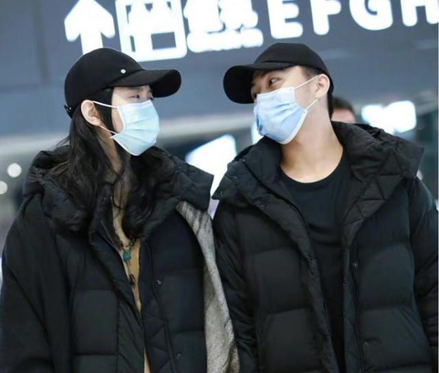 奚梦瑶与四太罕见同框,站得拘谨笔挺如同军训站姿,何猷君很严肃休闲区蓝鸢梦想 - Www.slyday.coM 奚梦瑶与四太罕见同框,站得拘谨笔挺如同军训站姿,何猷君很严肃休闲区蓝鸢梦想 - Www.slyday.coM