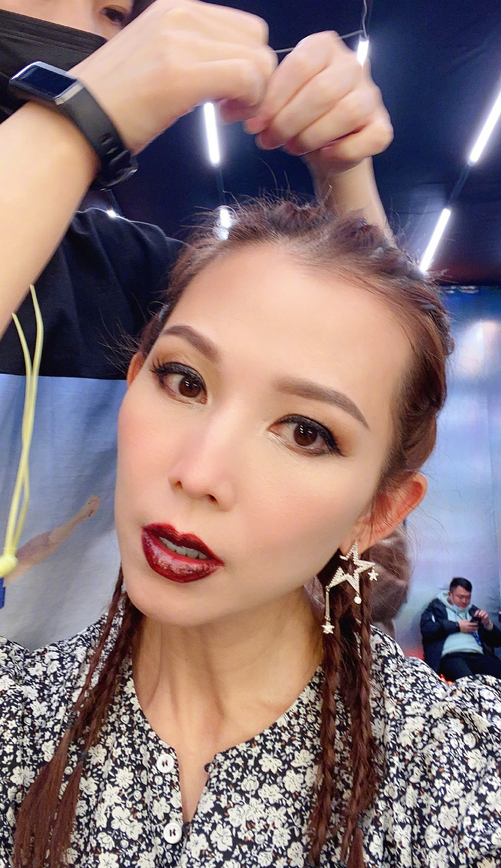 47岁蔡少芬好酷,黑色羽绒配骑士靴保暖帅气,卫衣配格纹裤好俏